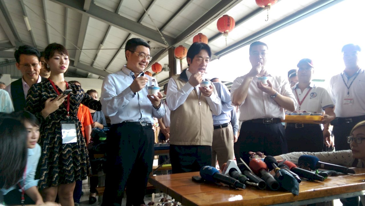 賴揆光復糖廠玩直播 大啖紅豆冰淇淋