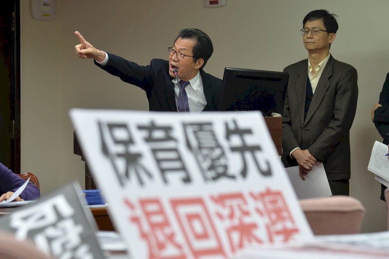 擋新北官員衛環報告 藍綠互槓爆口角