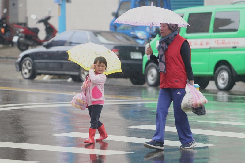 熱帶性低氣壓影響 12縣市豪雨大雨特報