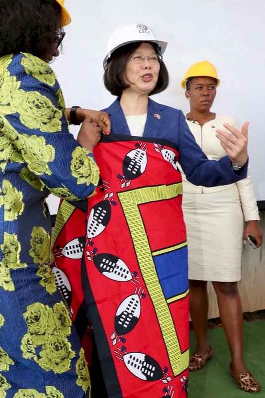 蔡總統穿上史國傳統沙龍 笑說很搭衣服