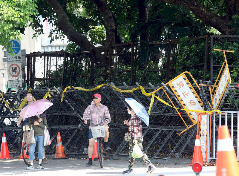 抗議軍改傳將推倒拒馬 立法院內外維安升級