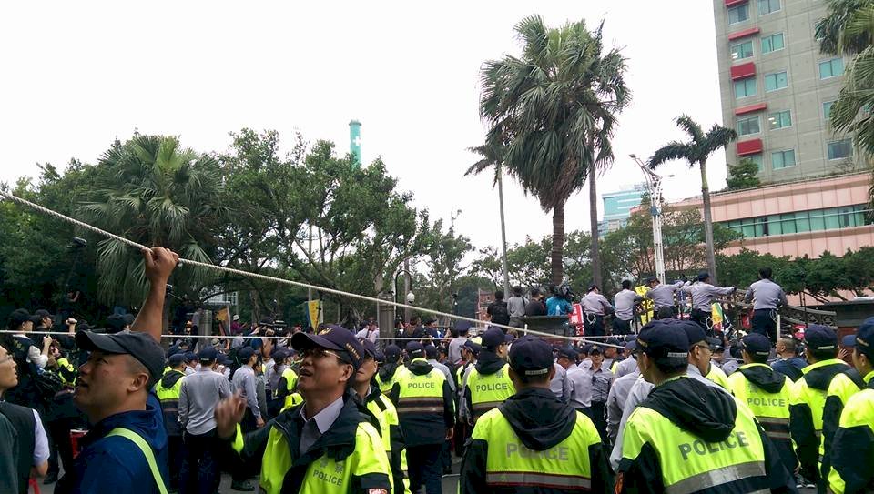 反軍改失控釀32警11記者傷 63人遭管束