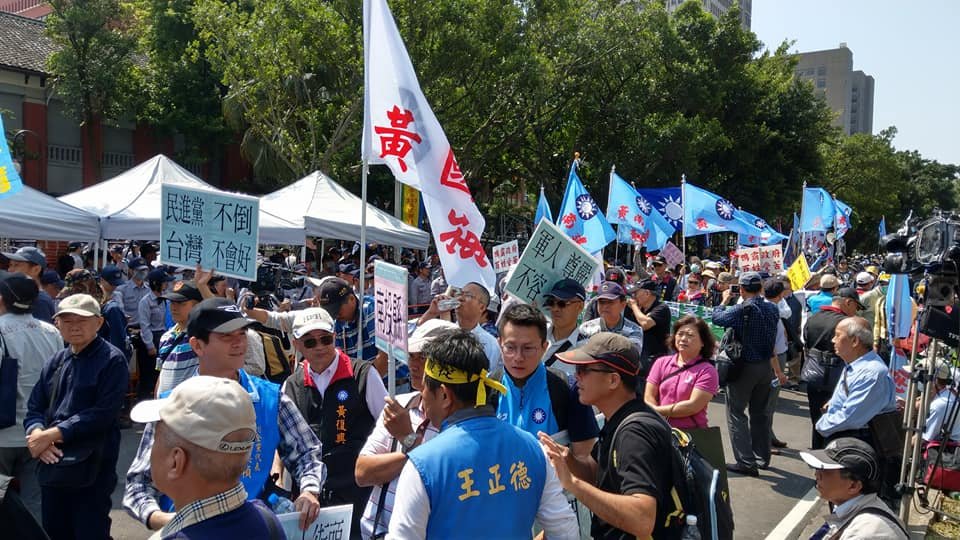 反軍改潑尿攻擊記者？ 北市警：是潑水