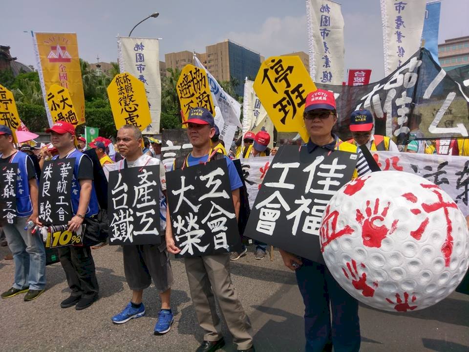 反低薪過勞 五一遊行萬名勞工怒吼