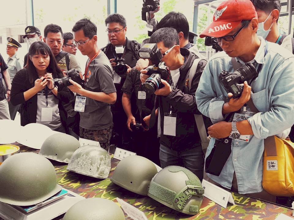 澄清國軍頭盔功能正常 軍備局205廠開放採訪