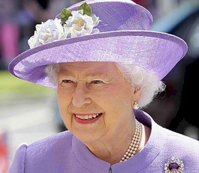 92歲英女王搭直升機 飛倫敦看金孫路易
