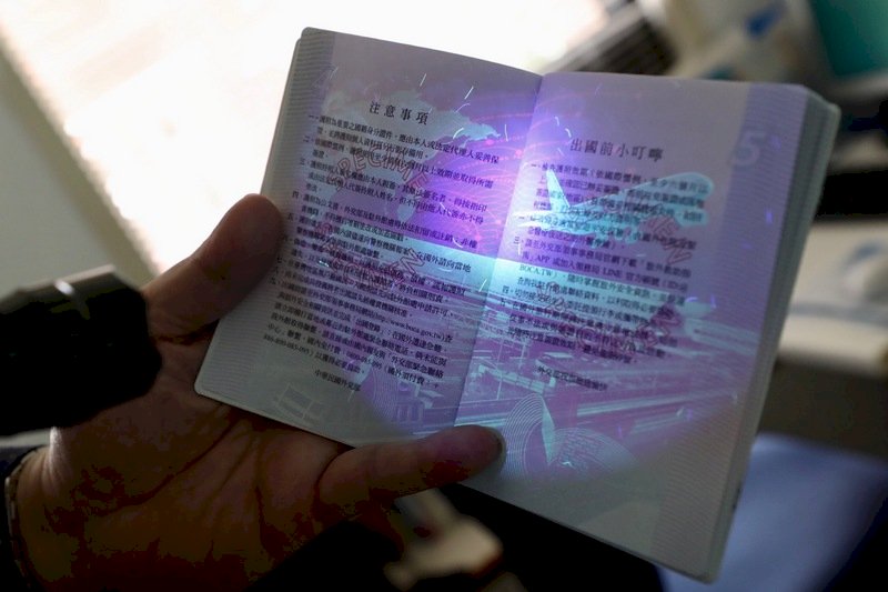 防偽貼紙護照55萬本發完 無貼紙護照登場