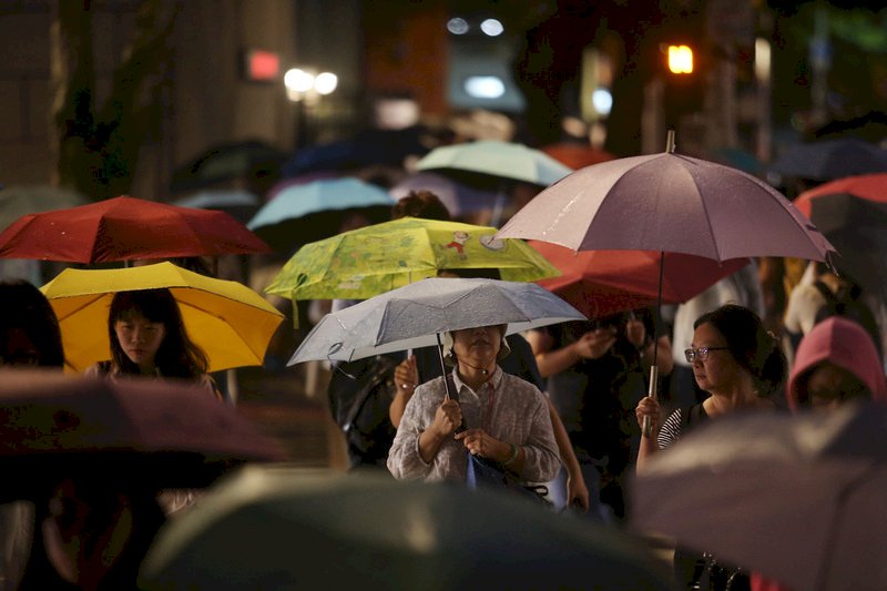鋒面逐漸通過 各地仍有短暫陣雨或雷雨