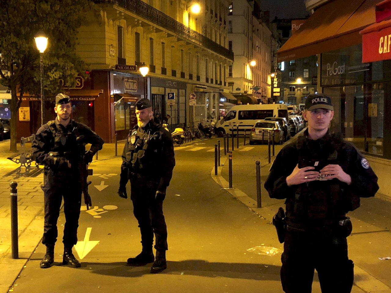 巴黎揮刀攻擊嫌犯雙親 法官裁定延長拘留