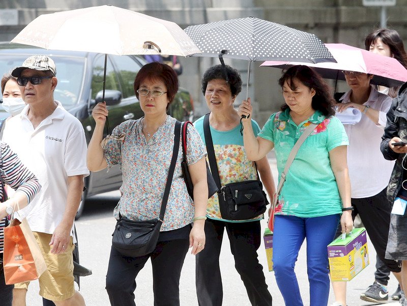 天氣悶熱 午後防短暫雷陣雨