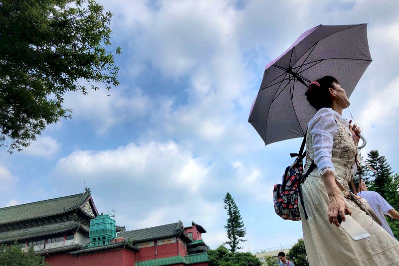 白天悶熱高溫 午後注意對流強降雨