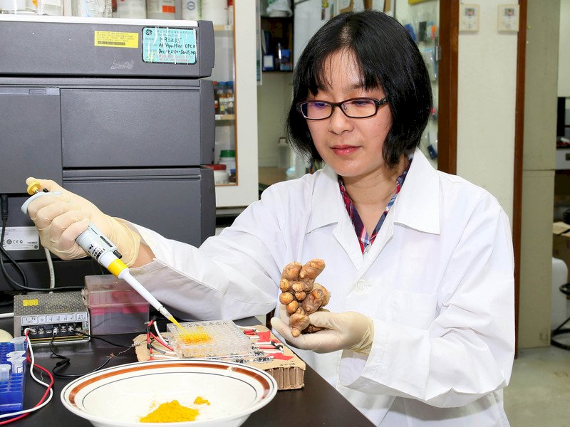 光驅動薑黃治癌 台灣學者登上國際期刊
