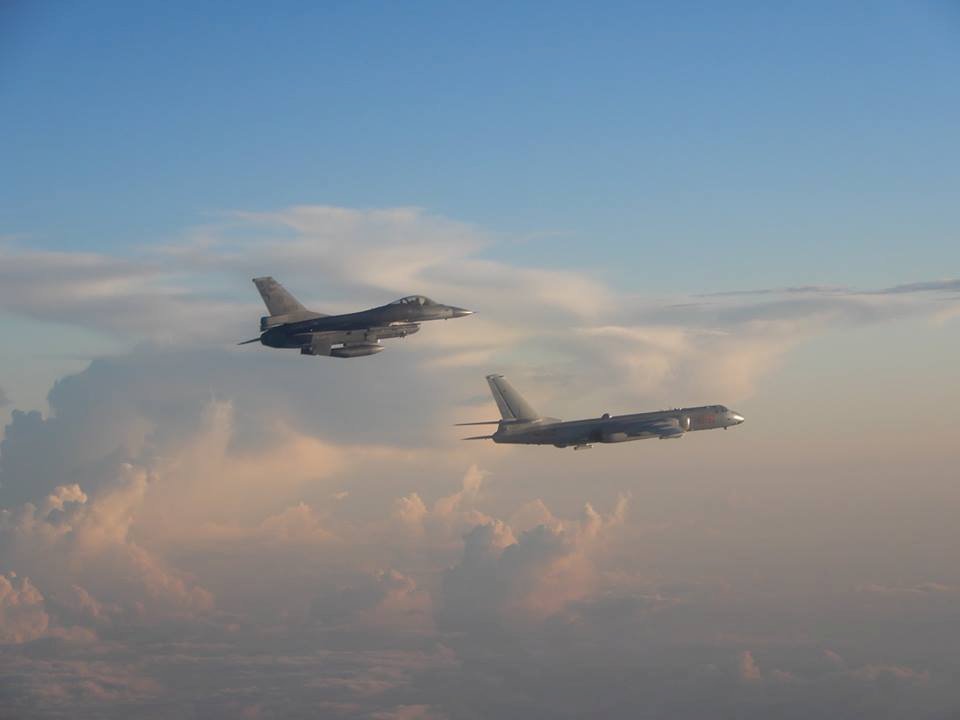 共機轟6長航 我F-16凌空監控