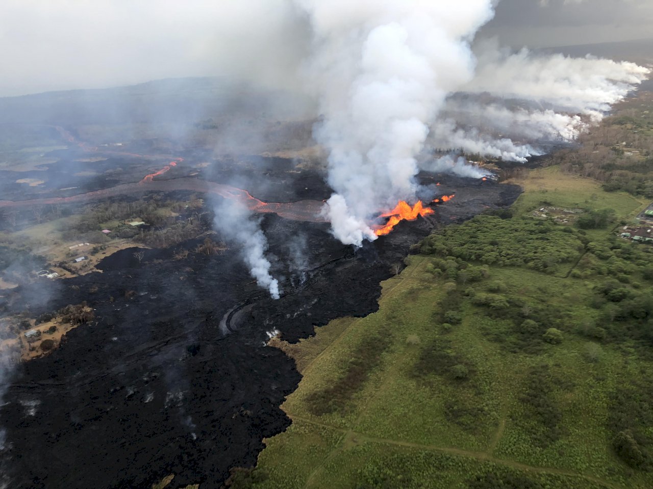 火山熔岩流逼近 夏威夷關閉公路