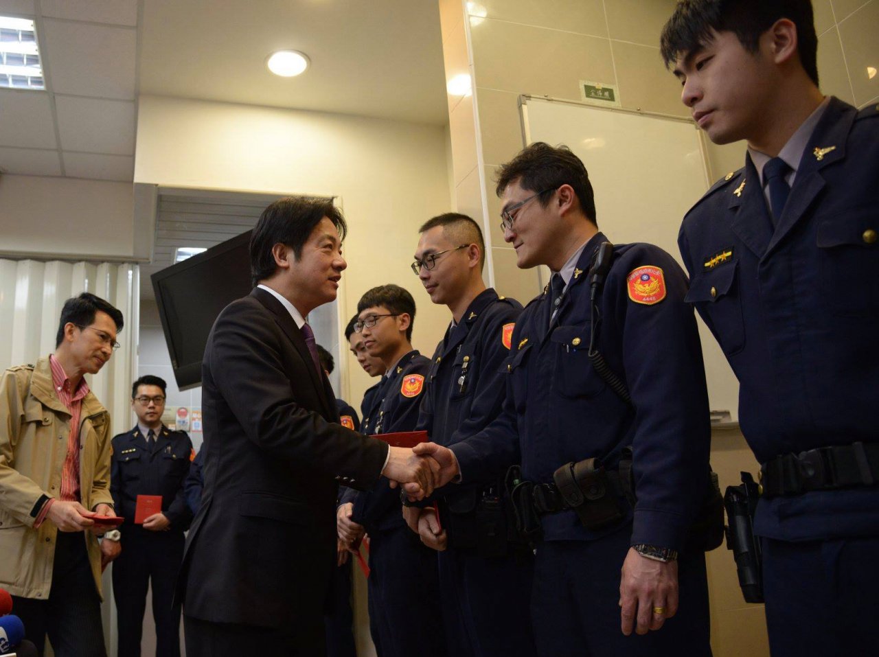賴揆感謝朝野支持替基層警消加薪