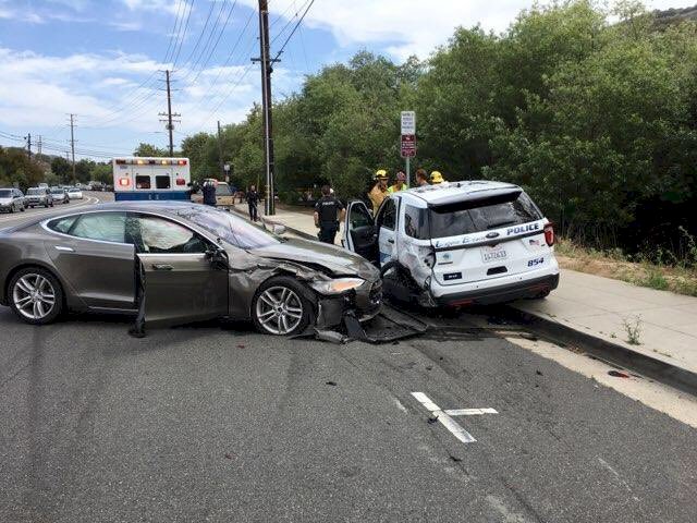 特斯拉自駕車再出槌 路邊警車也被撞
