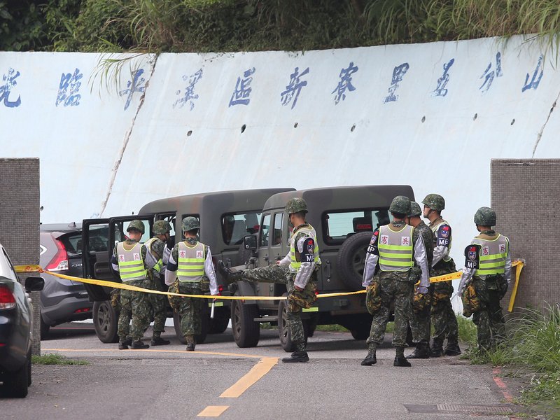 發現疑似F-16撞擊點 搜救人員垂降搜救中