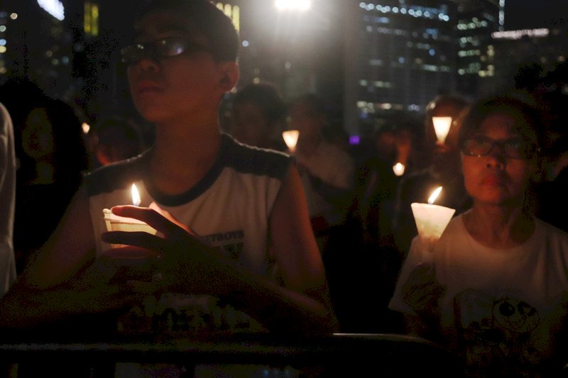 香港六四燭光晚會 數萬人參加