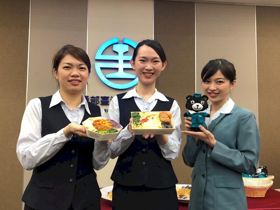 迎接鐵路節 台鐵首推2款銀髮族特色便當