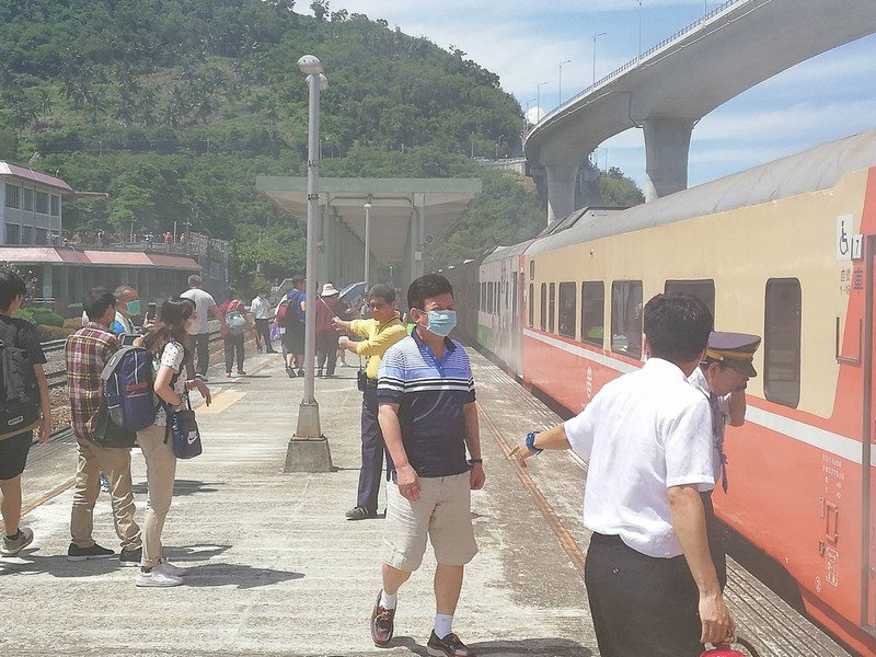 觀光列車起火冒煙 初判係電器迴路過熱