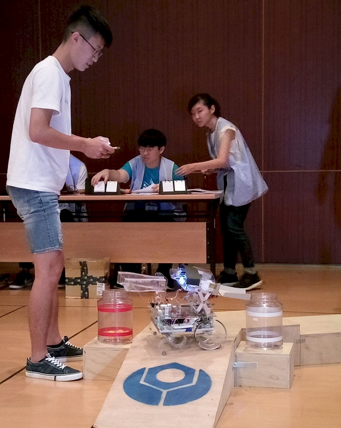 台科大機器人賽 比拿乒乓球爬樓梯