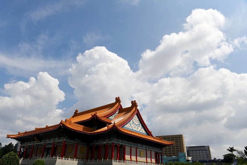西南風影響 南部有明顯降雨 大台北上看36度