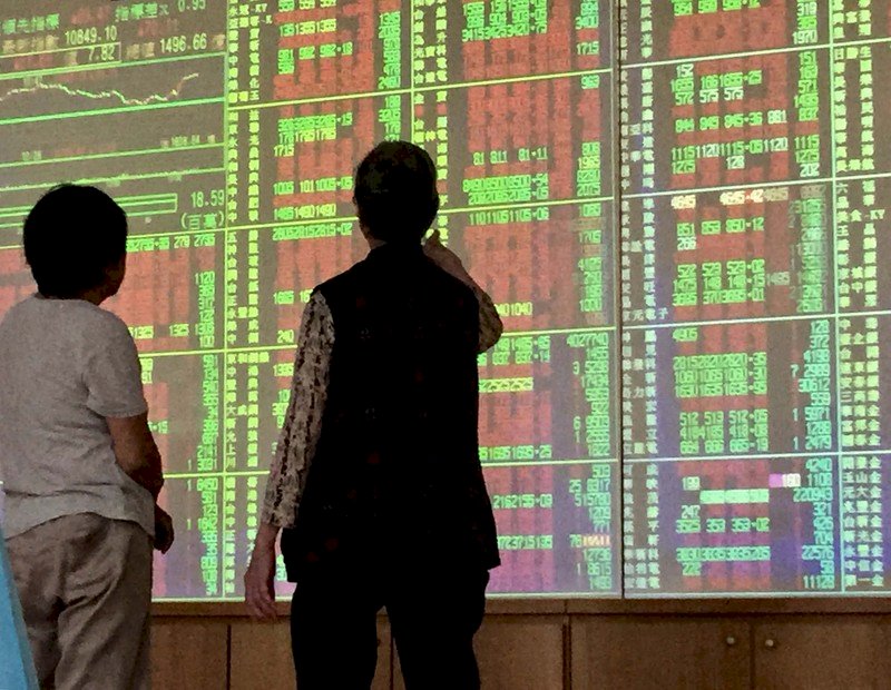 蘋概股三雄領軍 台股盤中強彈收復月線