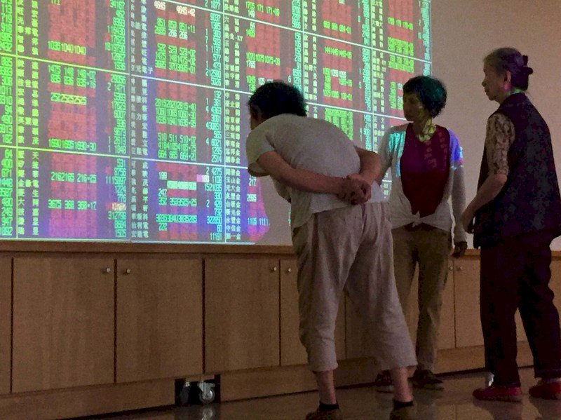 台股站上11000點 收盤漲44點