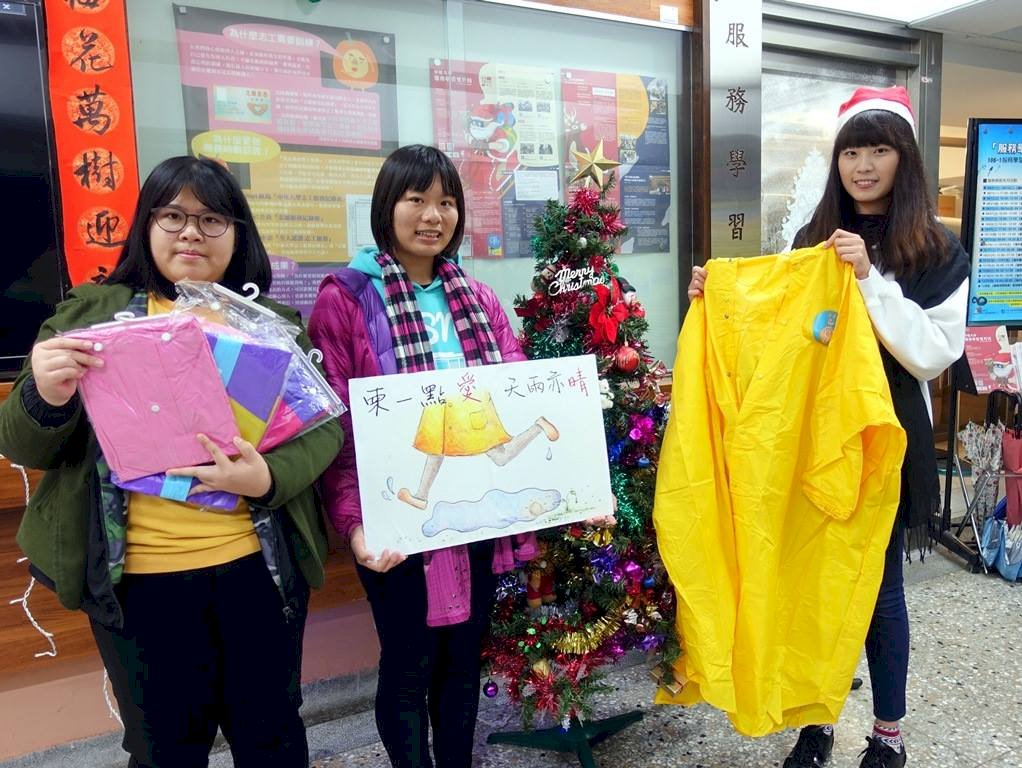 募得400件雨衣 中原志工隊今前進柬埔寨