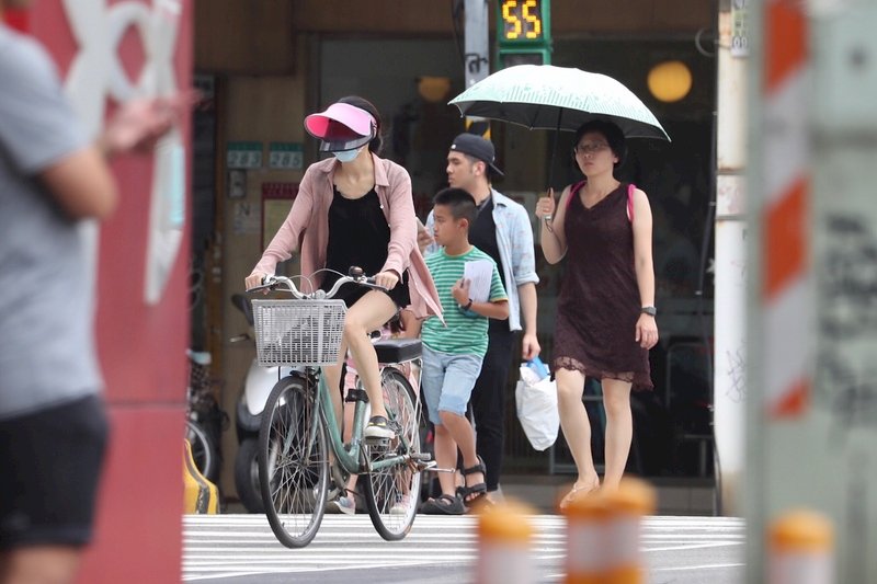 天氣仍悶熱 西南風影響中南部易有雨