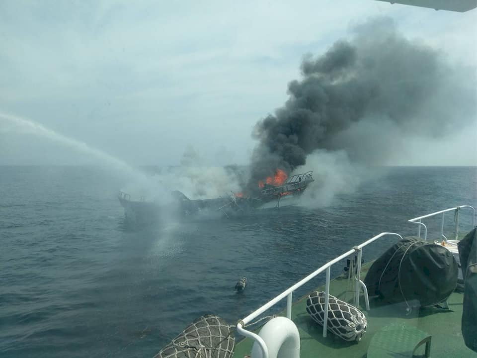 花蓮賞鯨船外海起火 46人全數獲救