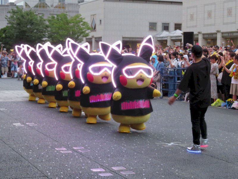 日本橫濱皮卡丘大量湧現 1500隻日夜遊行