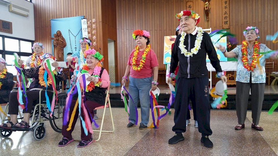 情人節失智長者秀才藝 8旬夫妻唱雙人枕頭