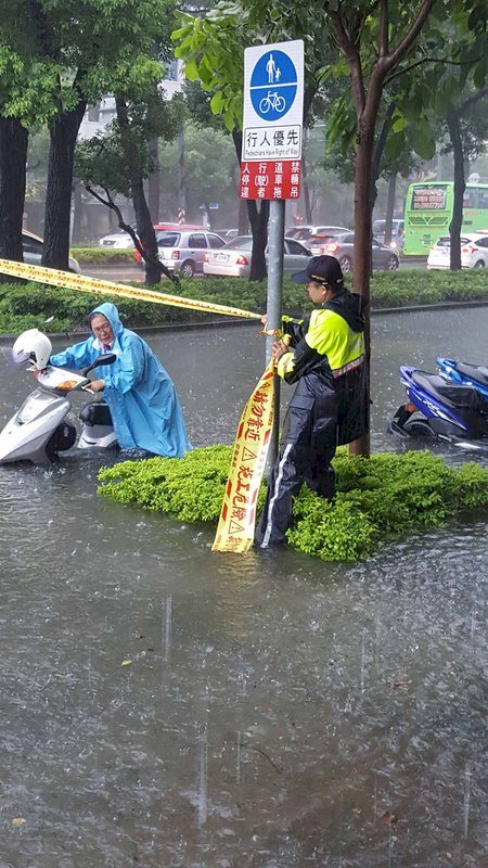 熱低壓挾水氣 未達颱風標準仍致災