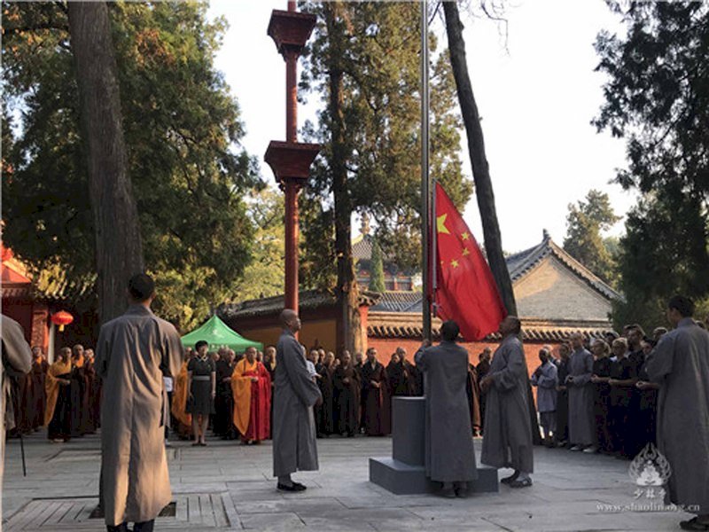 嵩山少林寺升中國國旗 網民：1500年首次