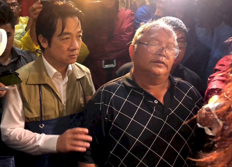 嘉義東石積水及腰 賴揆涉水勘災安撫村民