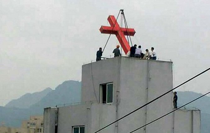 中國強制教會掛五星旗 河南教會十字架拆光
