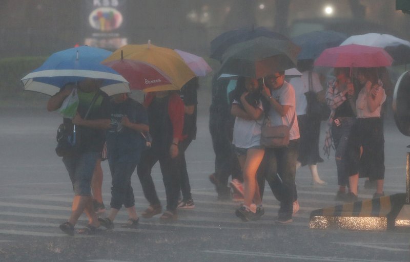 大台北雨勢劇烈 山區超大豪雨特報