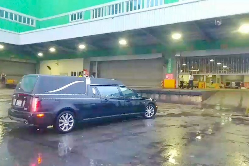 陳以真相伴返台 楊偉中回家了