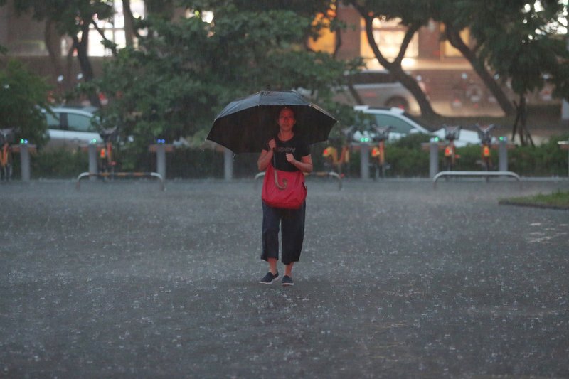 熱帶低氣壓及外圍環流影響 北東局部豪雨