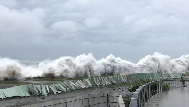 山竹環流台東掀巨浪 賴揆派內政部長前往關心