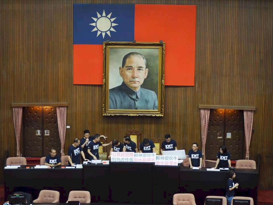 立法院開議日 藍委上午占主席台杯葛