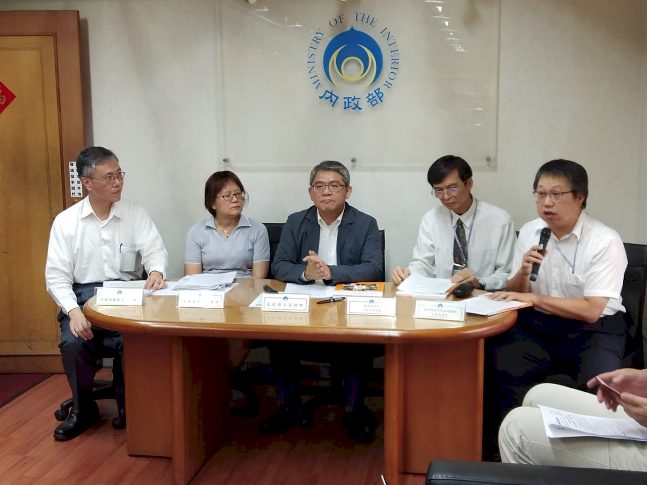 搶專業人才 內政部簡化持梅花卡者歸化程序