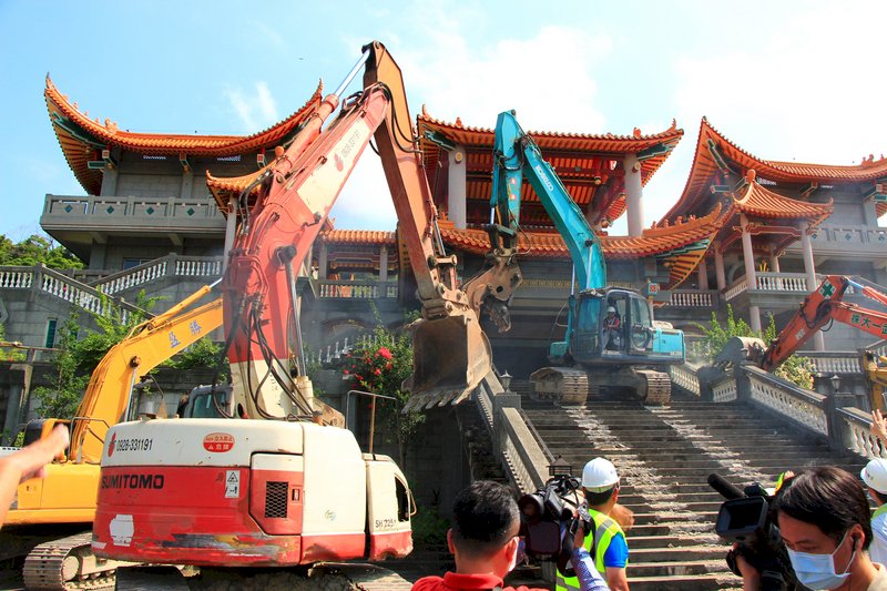 碧雲禪寺違建拆除作業 過程大致平和