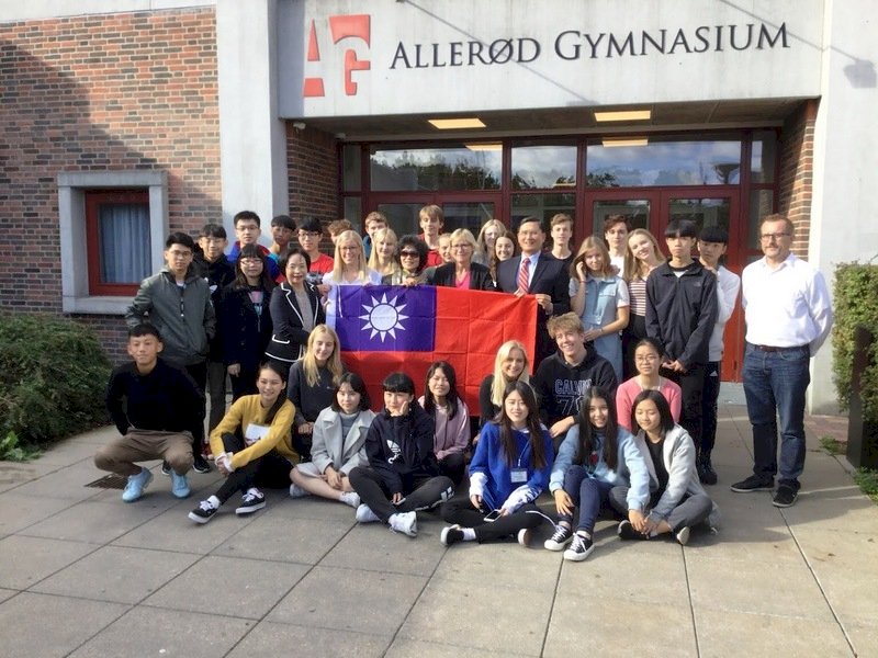 駐丹麥代表訪當地高中 分享台灣經驗