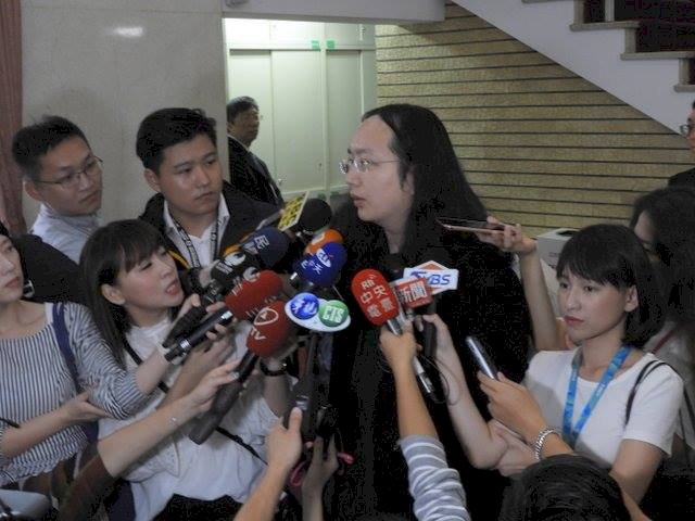 胞弟涉強吻女童 政委唐鳳：得知有點訝異