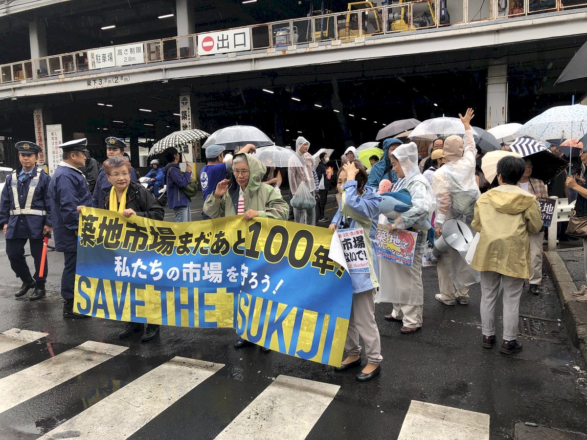 無畏颱風 日民眾抗議築地市場搬遷