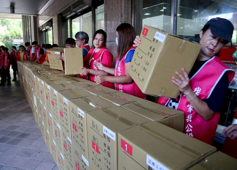 反同團體2公投查對結果皆逾55萬份 達成案門檻