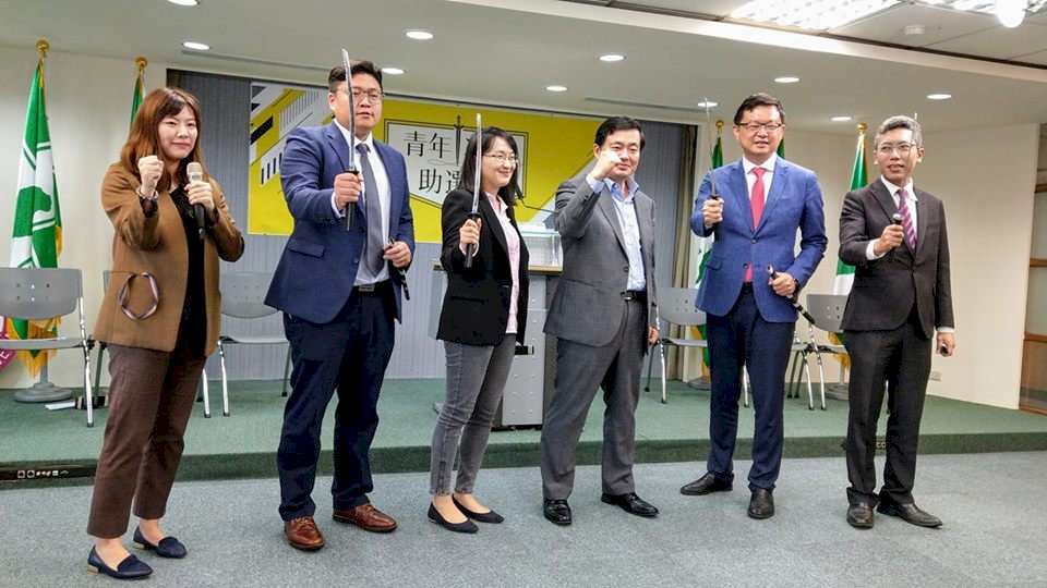 民進黨組青年「次」客助選團 分享故事與政績