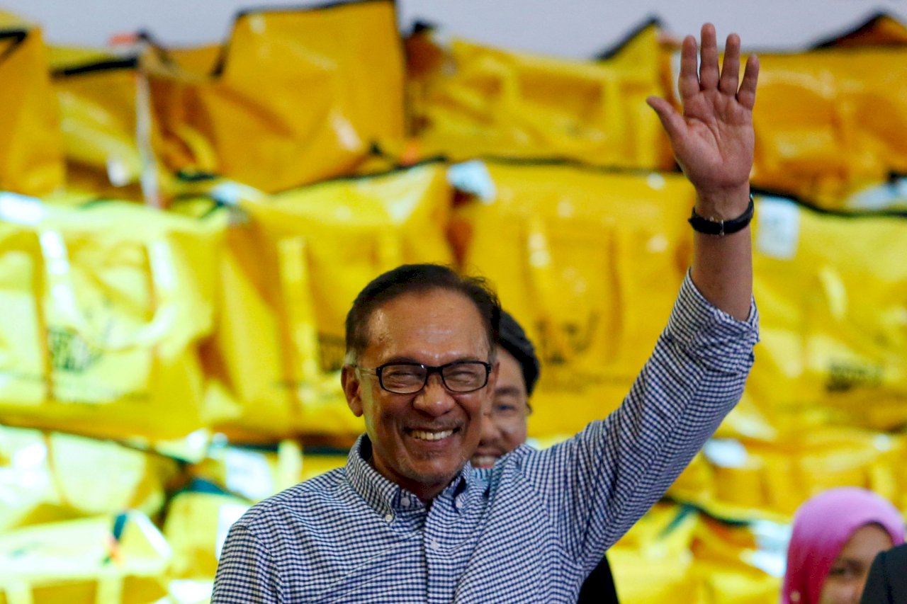 勝利返回政壇 安華宣誓就任國會議員